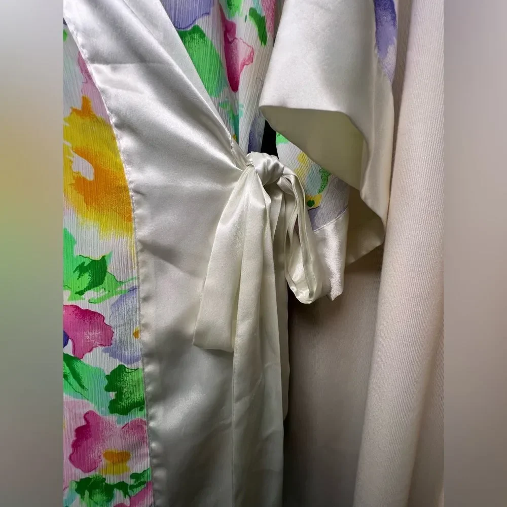 Vintage Victoria’s Secret satin and sheer wrap robe 🌺 excellent condition 🌺